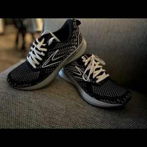 new brooks levitate 5 black and white size 7.5 medium